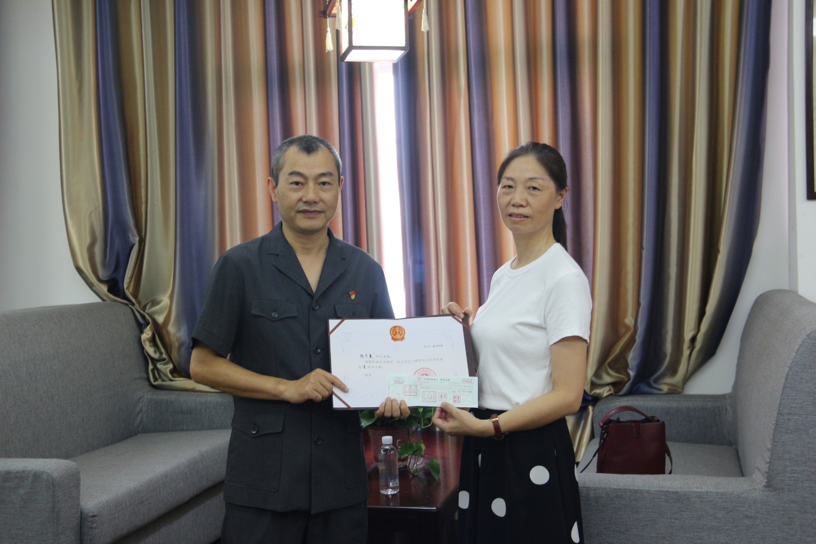 圖片2：胡浩院長慰問因公犧牲黨員干警家屬.JPG