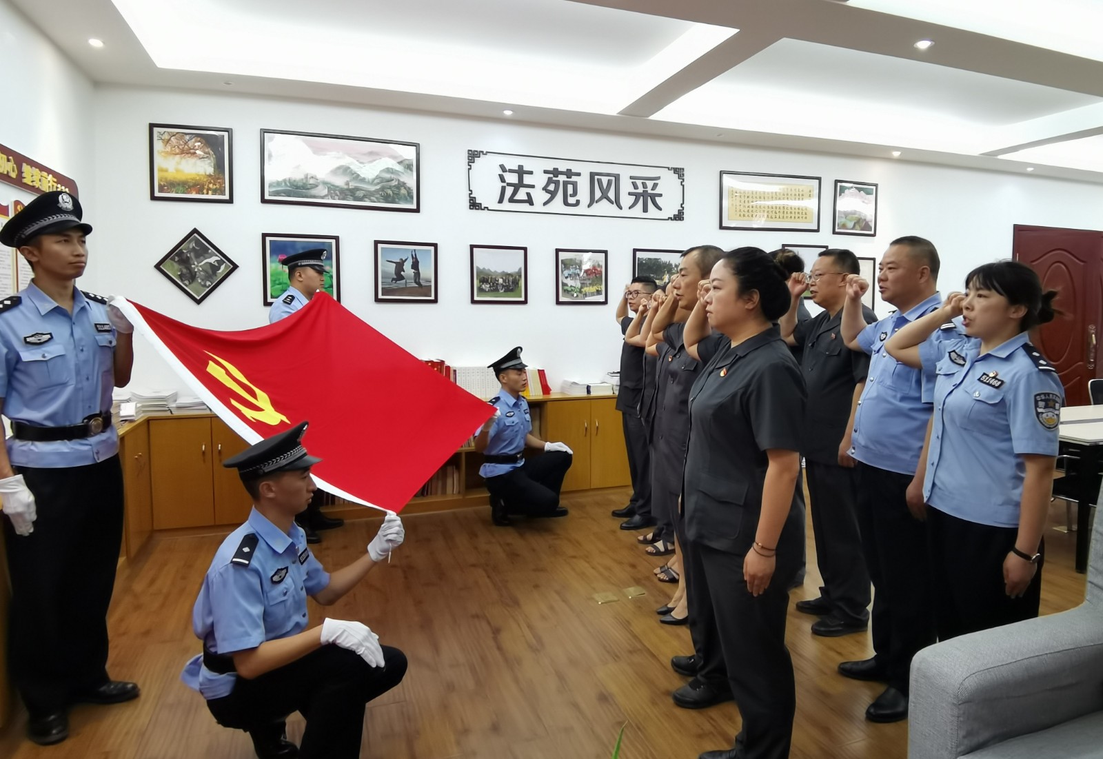 圖片3：機(jī)關(guān)黨支部重溫入黨誓詞.jpg