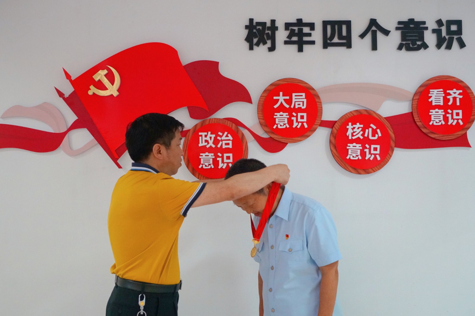 敘永法院為老黨員周開華頒發(fā)“光榮在黨50年”紀(jì)念章照片.JPG