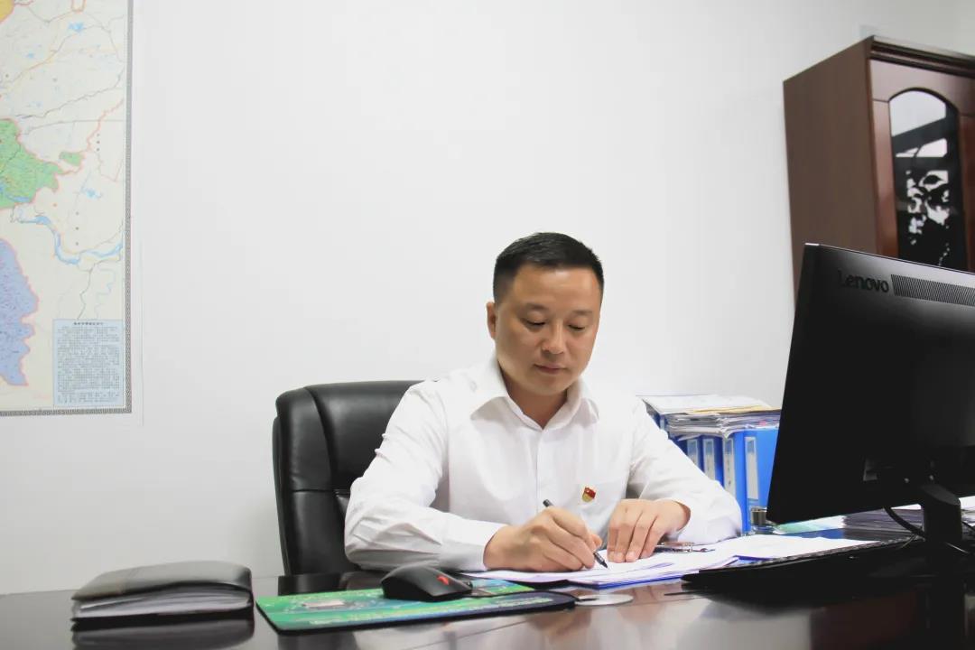 雅安市優秀共產黨員 周雅軍.jpg