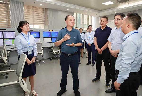 李酌在市氣象局檢查氣象預測預警相關工作.jpg