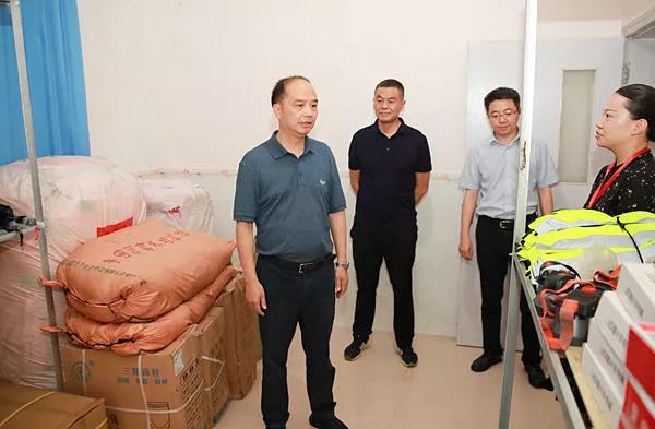 李酌在雨城區望魚鎮政府，檢查應急值守、物資儲備情況.jpg