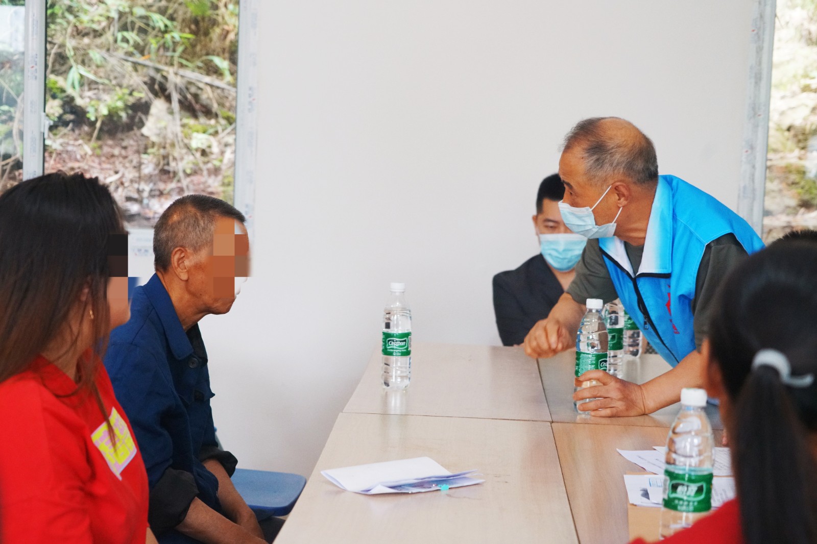 “守護夕陽”調解員對老人進行疏導勸解.JPG