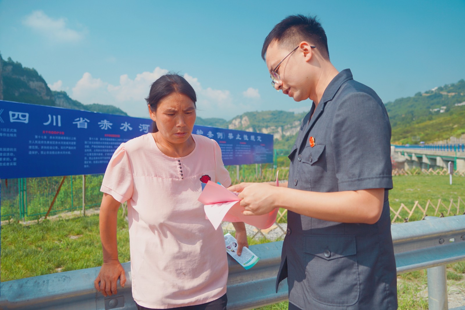 圖：法院干警向當地旁聽群眾宣傳《四川省赤水河流域保護條例》.jpg