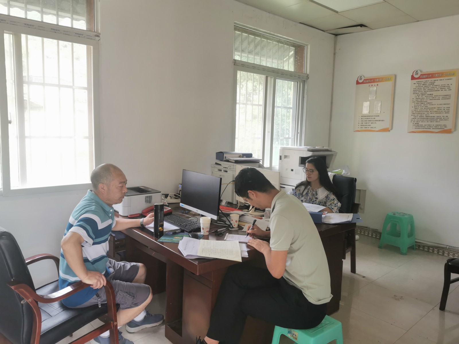 縣檢察院派駐清溪鎮同心村駐村工作隊隊員在村委會辦公室探討同心村幫扶規劃.jpg