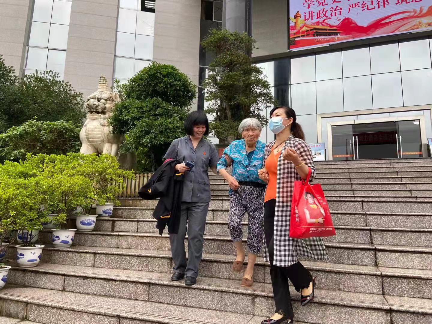 圖為調解成功后法官親送老人離開2.jpg