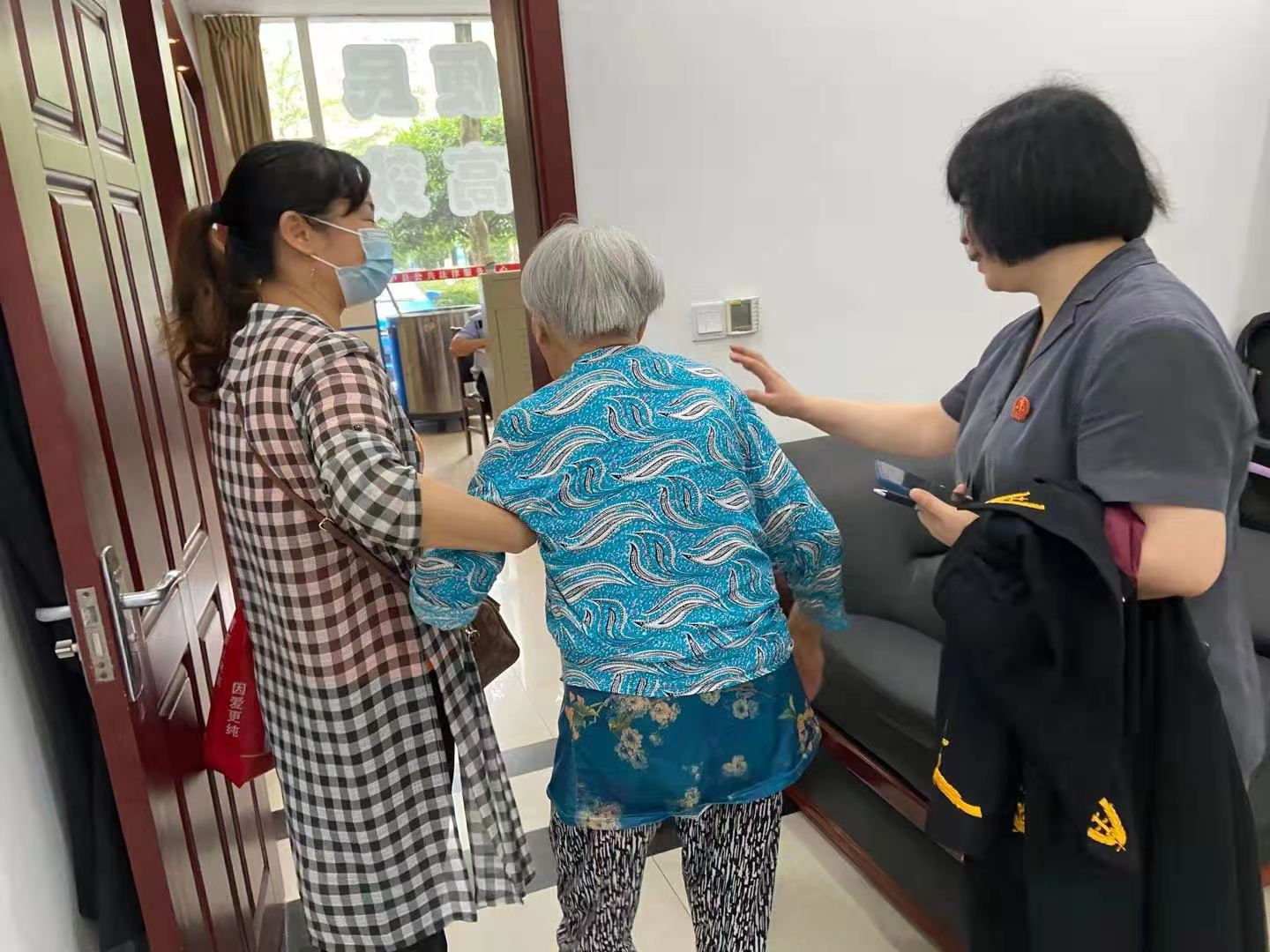 圖為調解成功后法官親送老人離開.jpg