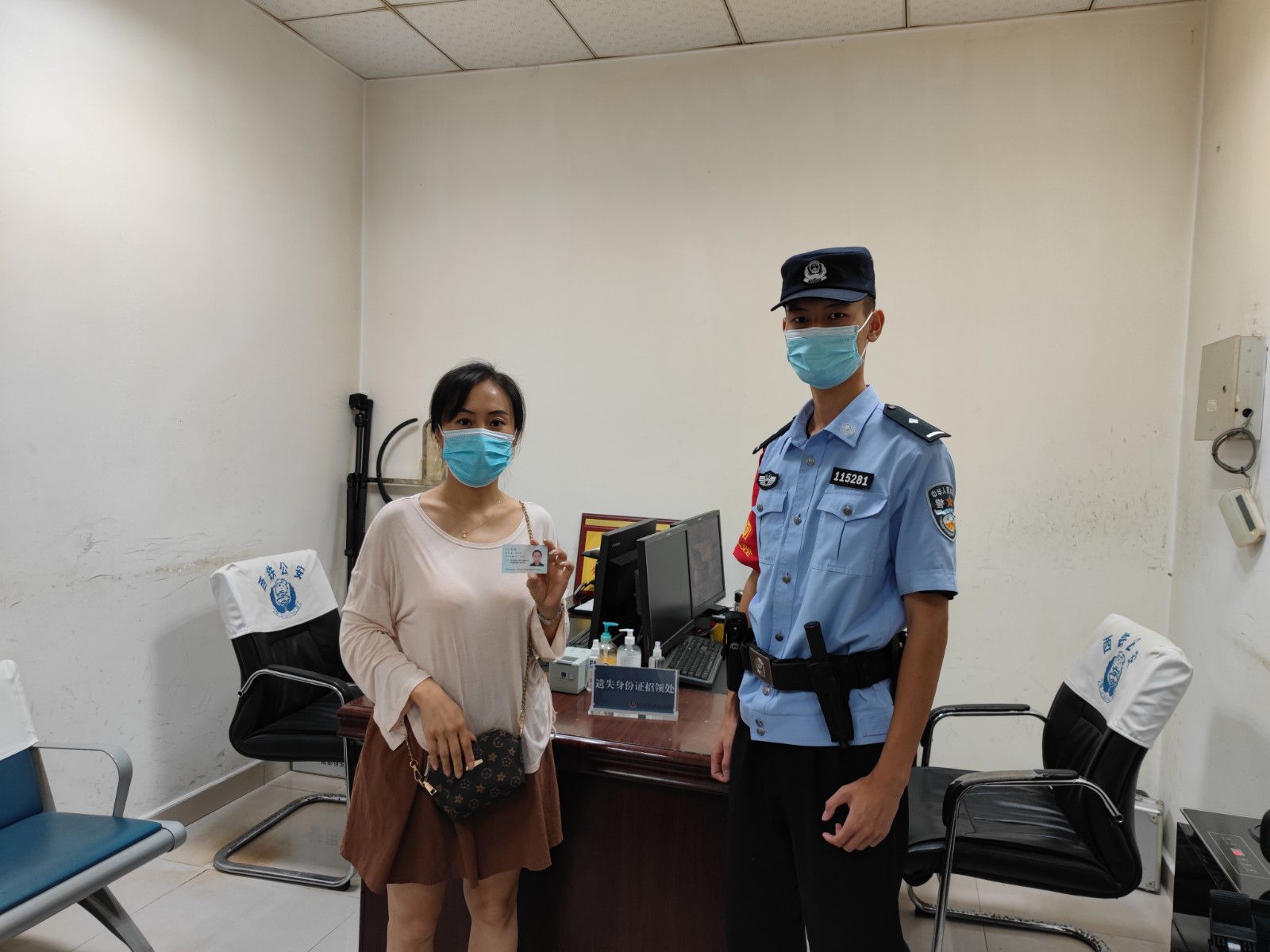 民警將遺失身份證交還給前來領(lǐng)取的失主2.jpg