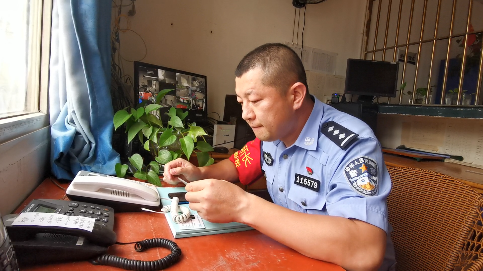 民警通過電話聯(lián)系失主前來領(lǐng)取.jpg.png