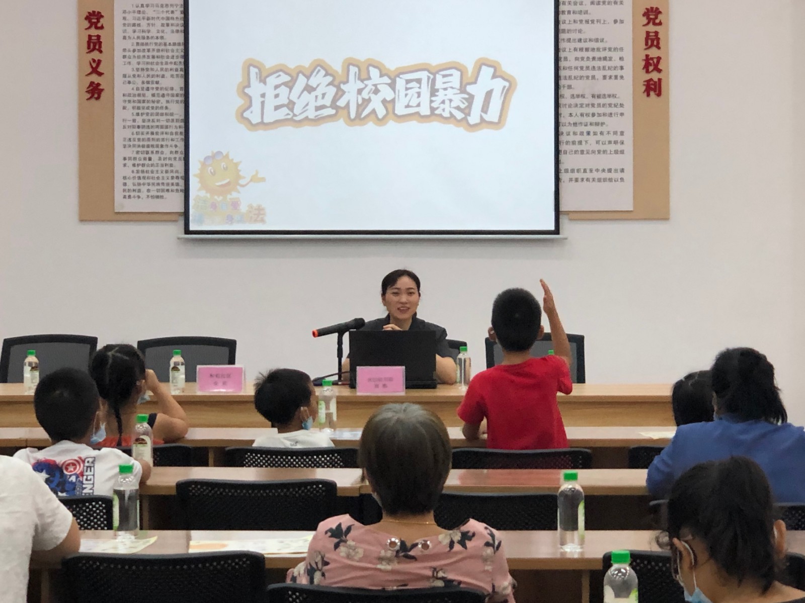 法官耐心解答學生的提問.jpg