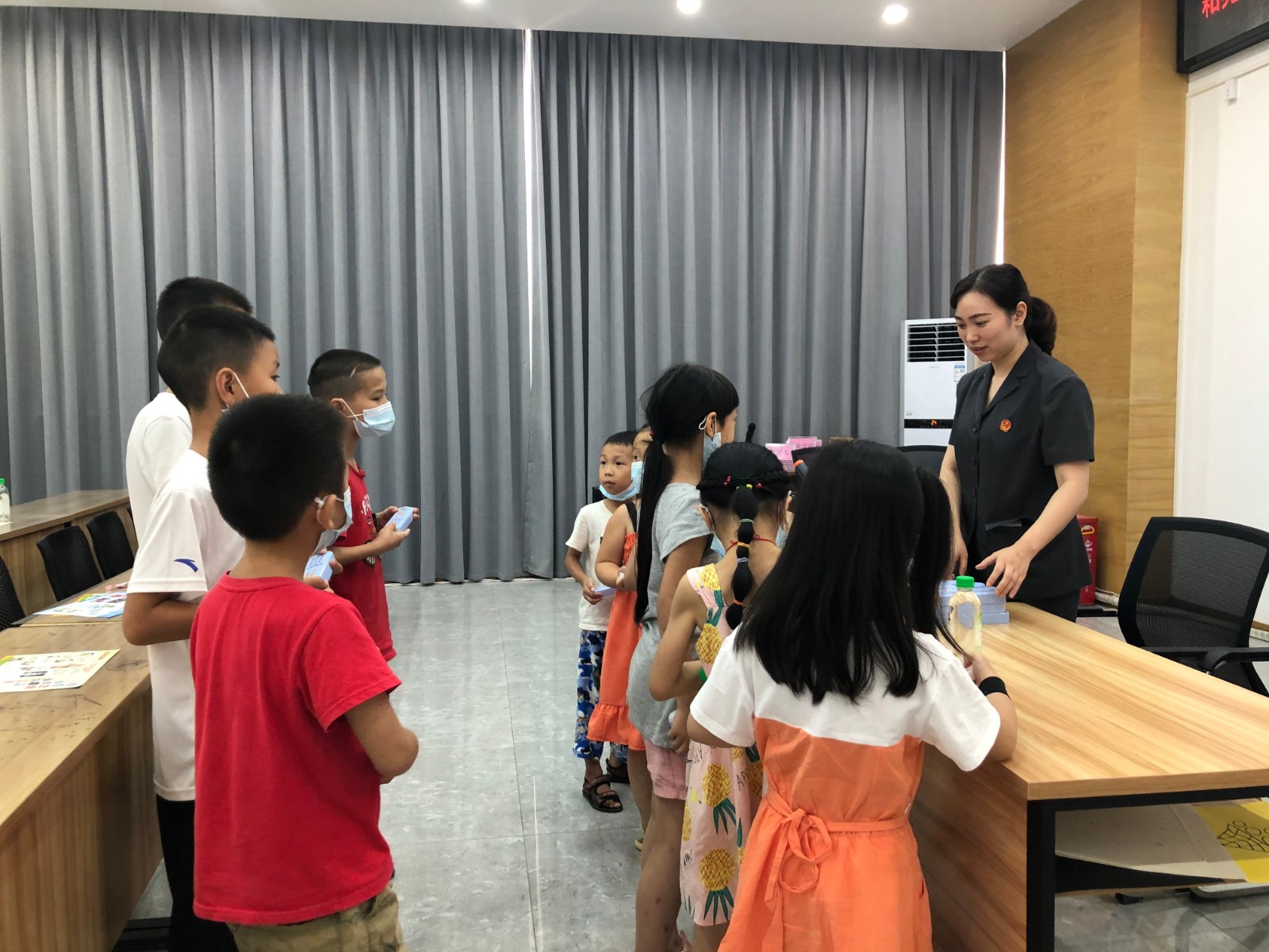 學生排隊向法官提問.jpg