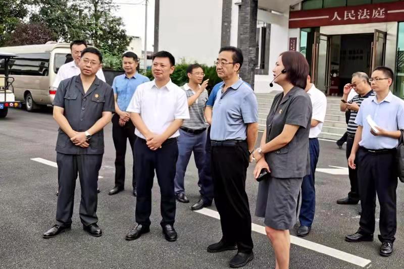 省民政廳黨組書記、廳長益西達瓦參觀李莊法庭法治長廊.jpg