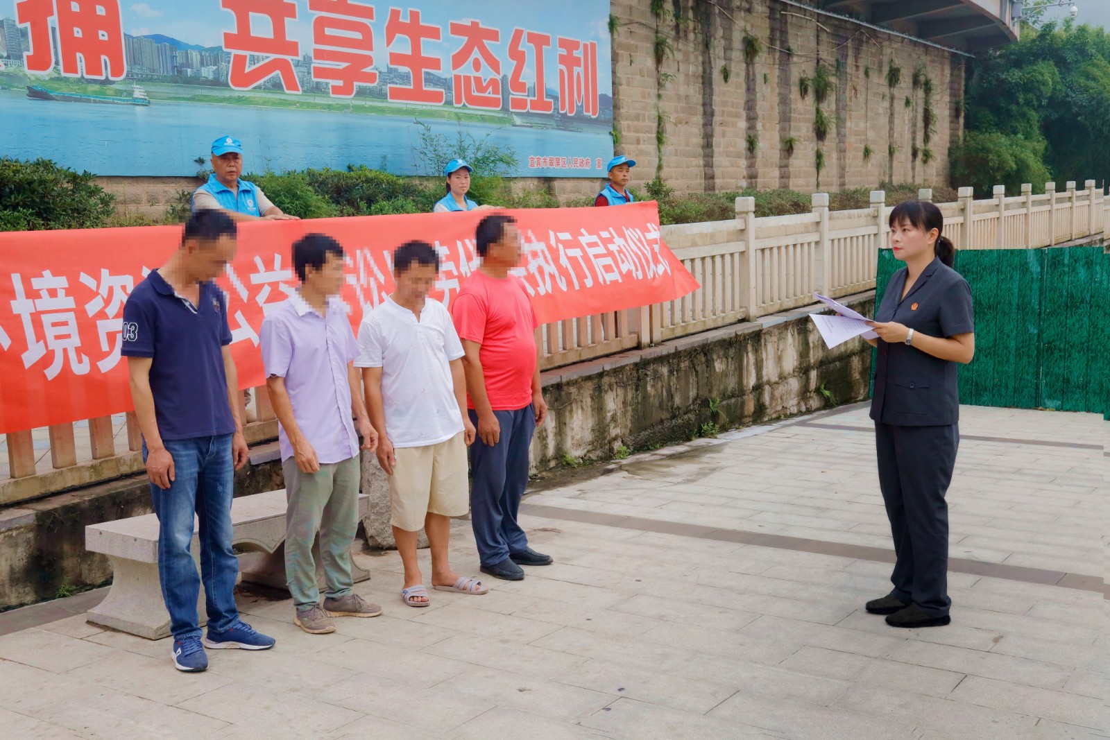 1.執行法官向被執行人宣布執行通知書.jpg