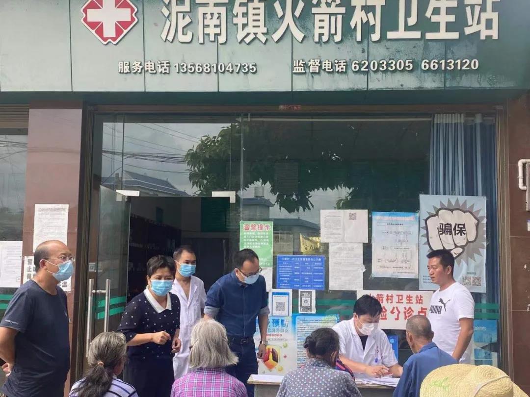 楊繼查看蕨溪鎮(zhèn)火箭村衛(wèi)生院疫苗接種工作情況.jpg