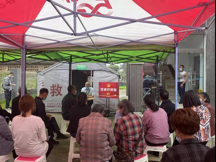 大興街道前進(jìn)社區(qū)利用群眾接種新冠疫苗的留觀時(shí)間講微黨課.jpg
