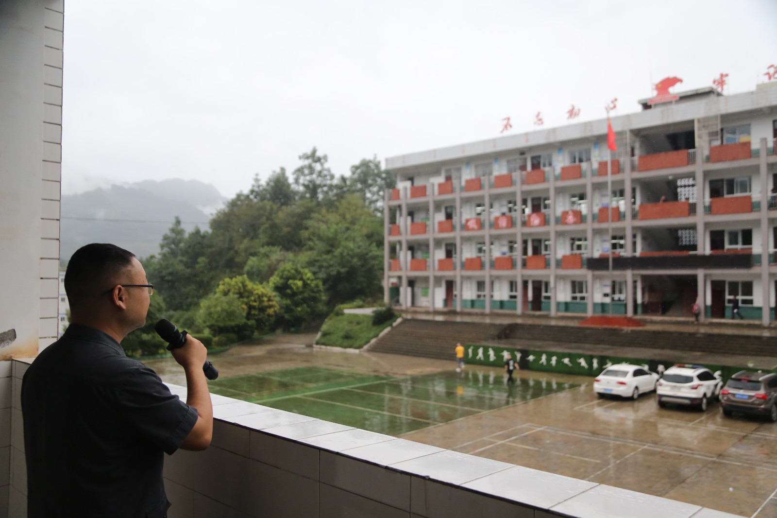 圖片1：楊順成庭長用校園廣播給學生作法治宣講.JPG