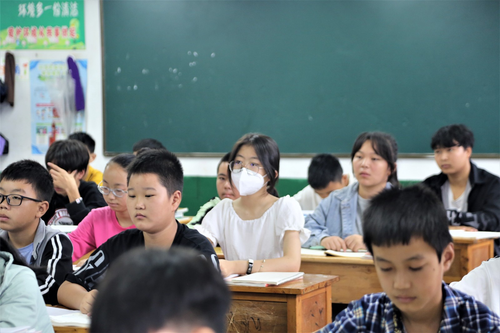 圖片2：認真聽講的學生.JPG