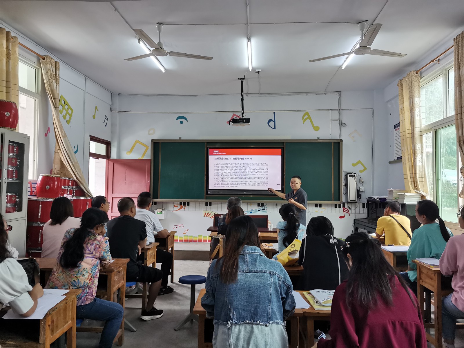 圖片3：楊順成庭長給老師開展《民法典》專題培訓.jpg