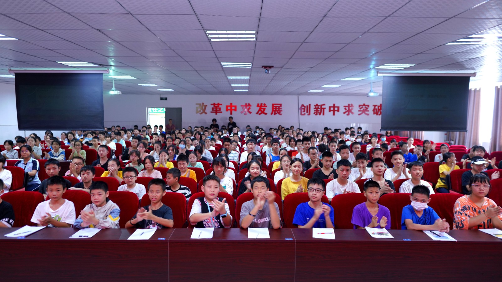 同學們鼓掌歡迎.jpg