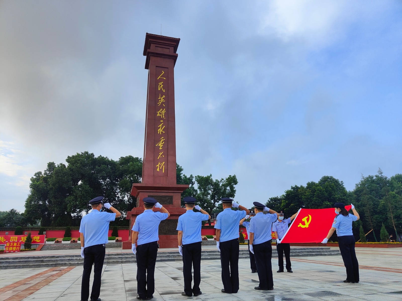 圖1：民警在紀(jì)念碑前莊嚴(yán)宣誓.jpg