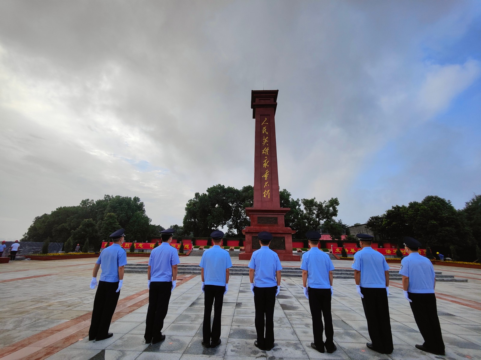 圖2：民警在紀(jì)念碑前默哀.jpg
