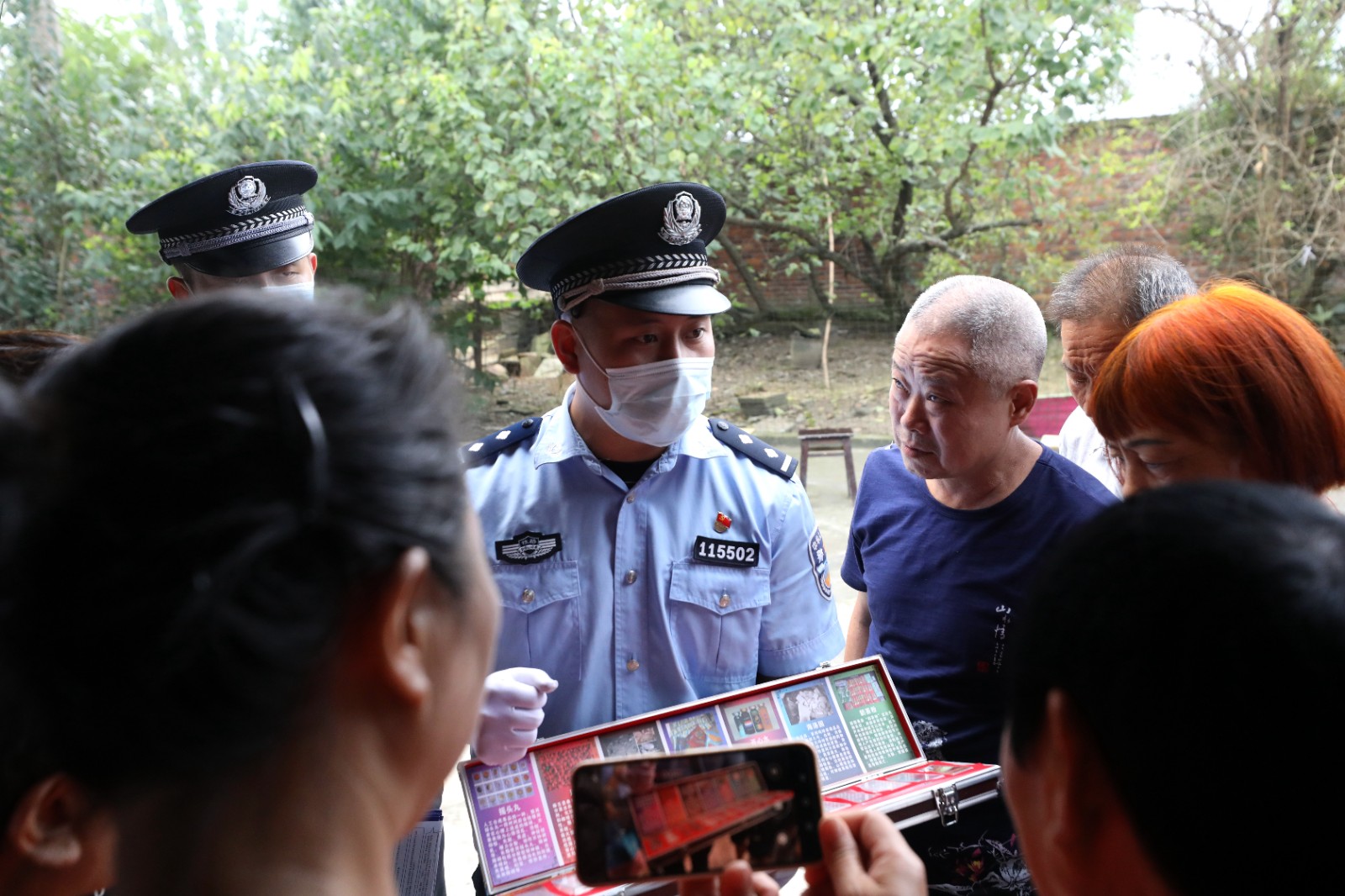 2民警入戶為群眾講解新型毒品及其危害.JPG