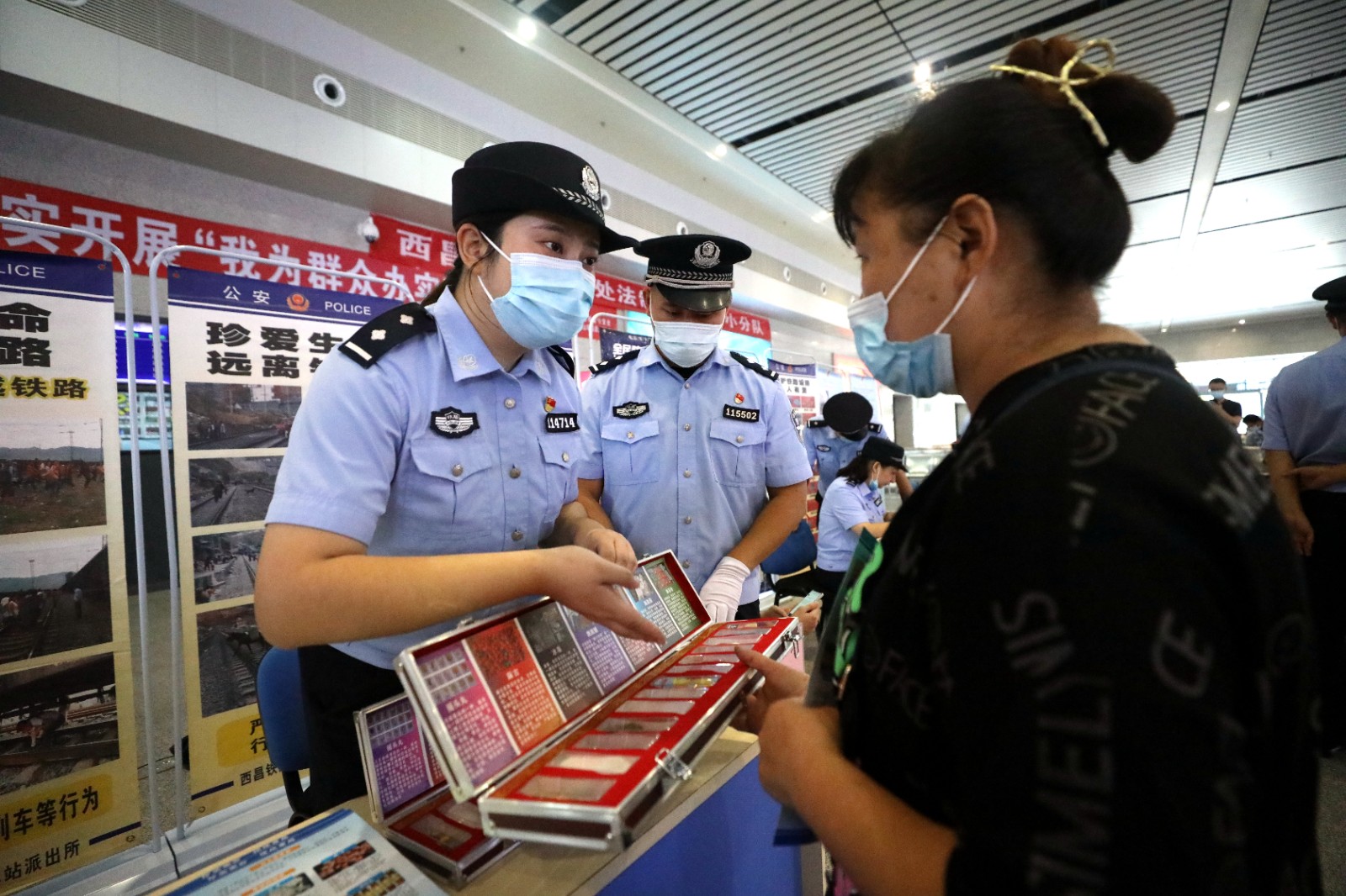 5民警在車站候車室開展分類宣傳.JPG