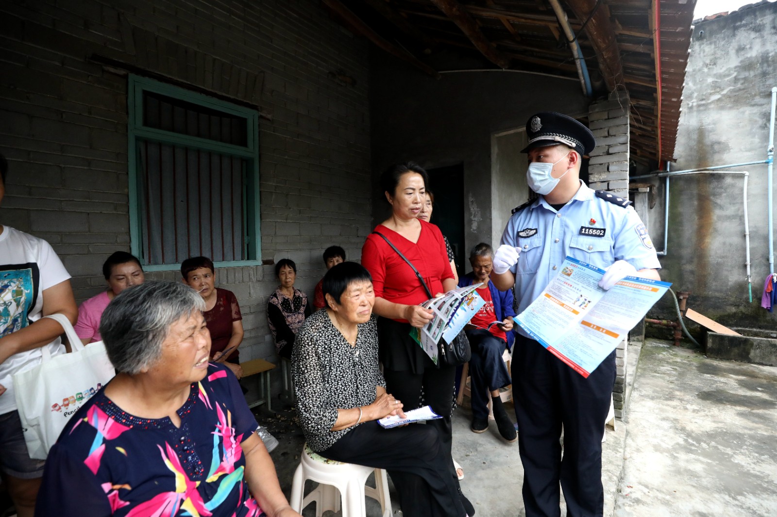 6民警進村入戶開展法制宣傳.JPG