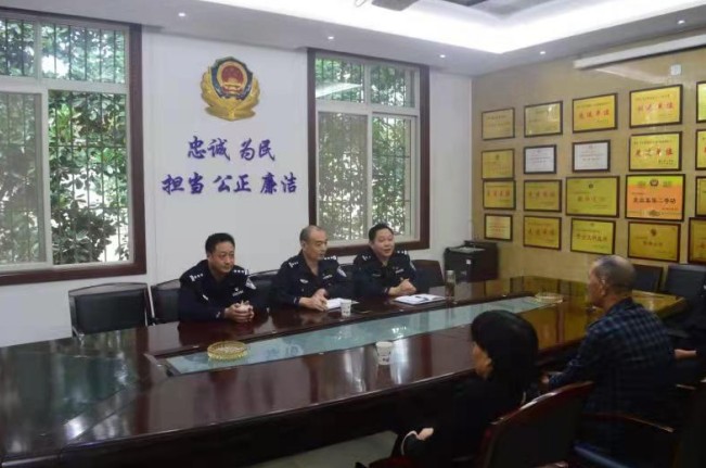眉山市拘留所黨支部與退休老黨員齊聚一堂，敘情誼、談變化