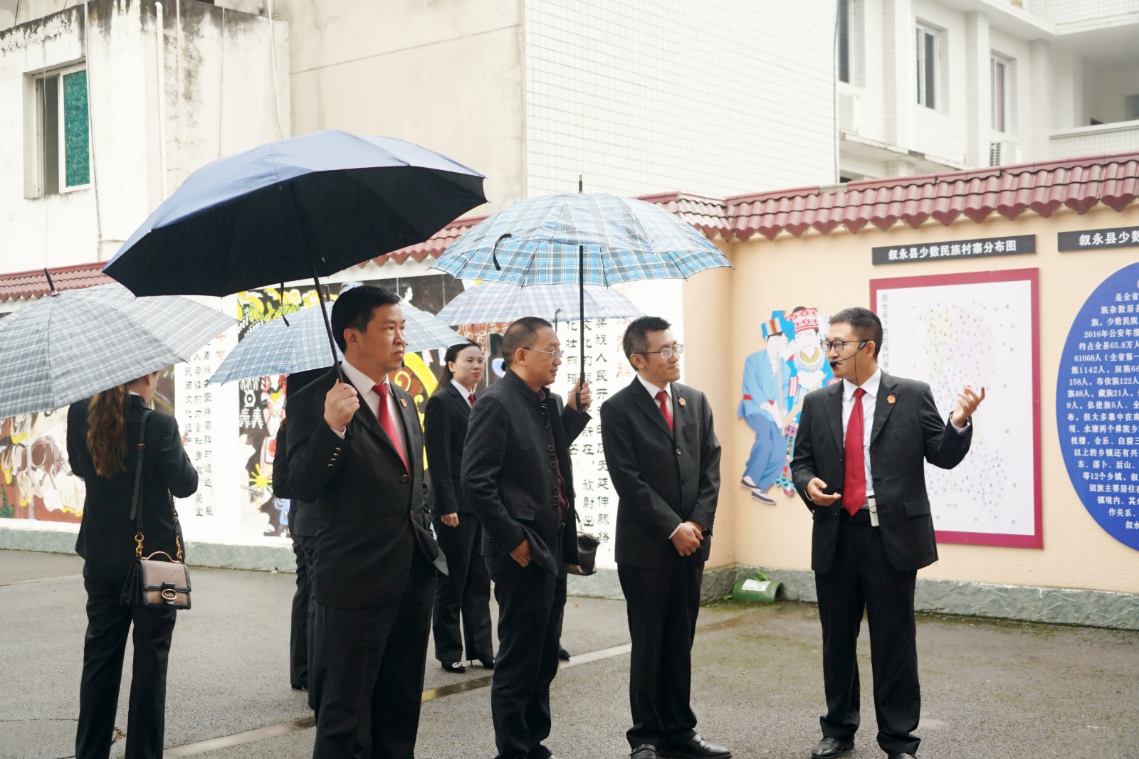 參觀摩尼法庭法治微廣場(chǎng).jpg