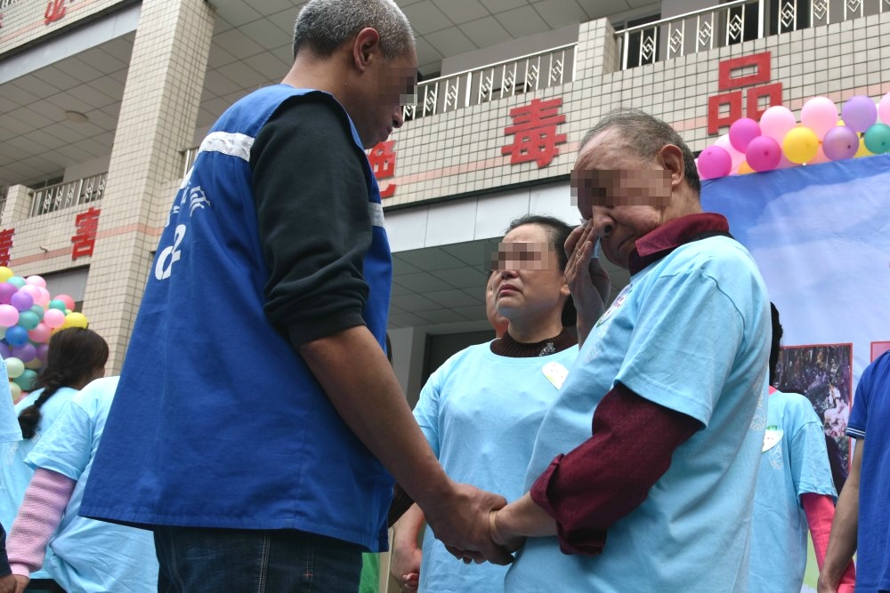 緊握爸爸的手.JPG