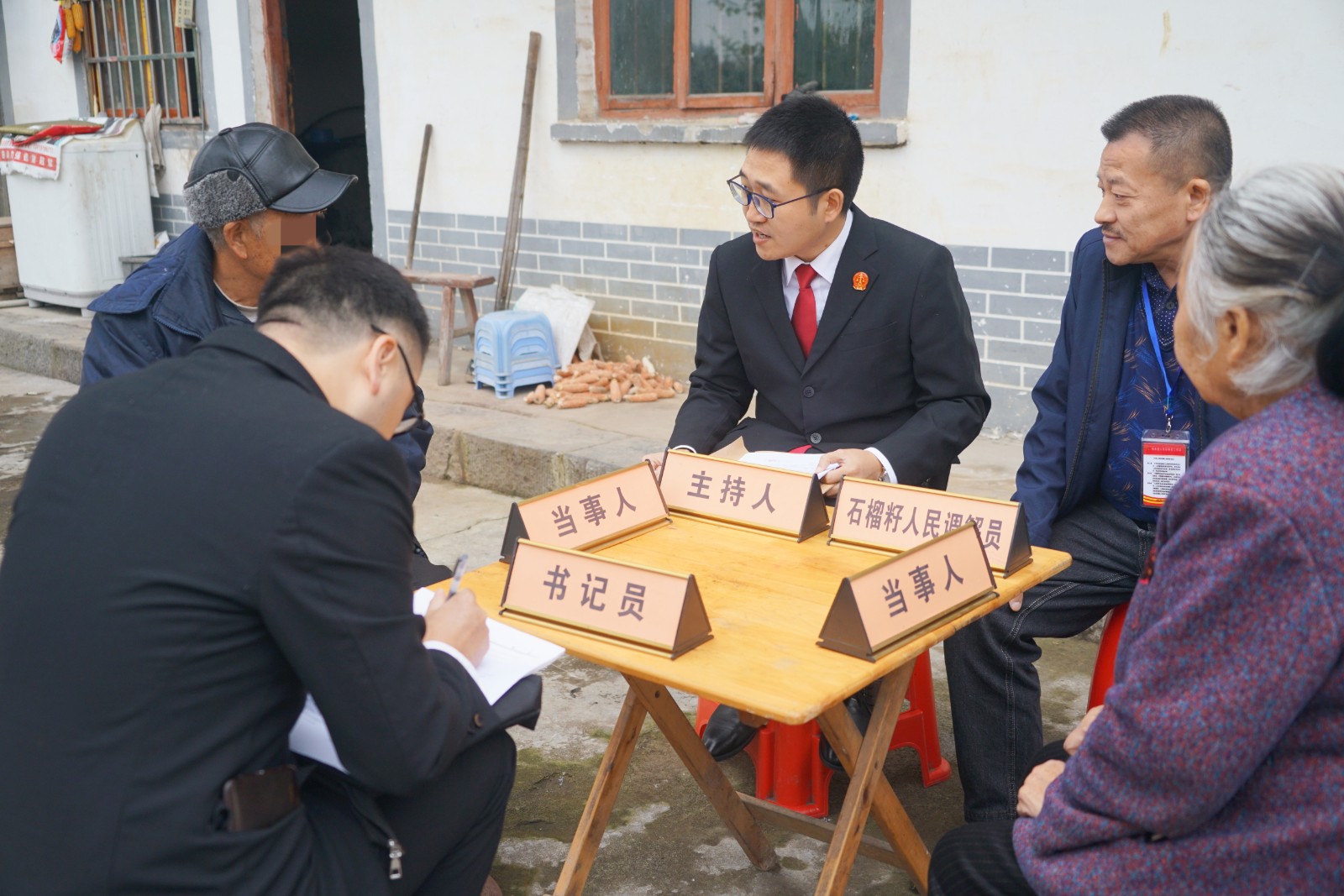 圖：法官邀請“石榴籽”調解員上門調解.jpg