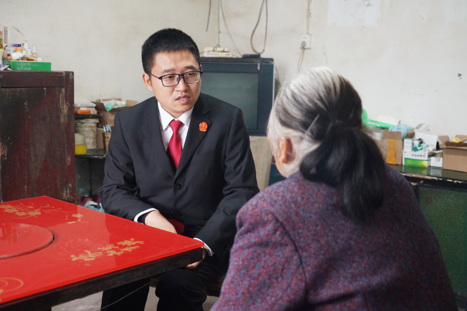 圖：法官對李某開展”背對背“調解.JPG