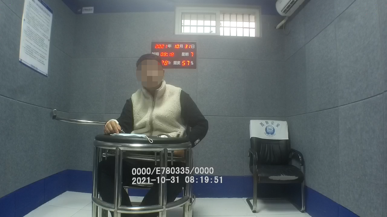 男子被警方帶回詢問.jpg