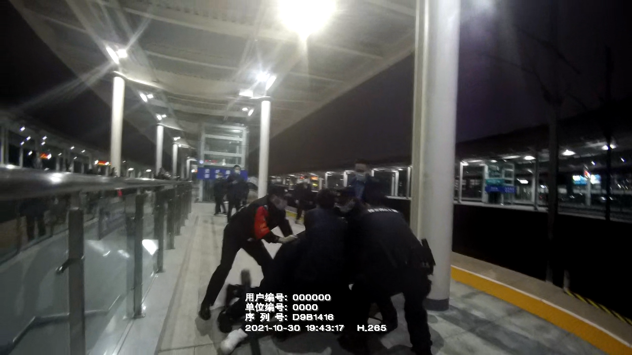 男子欲沖下站臺 被民警制止.jpg