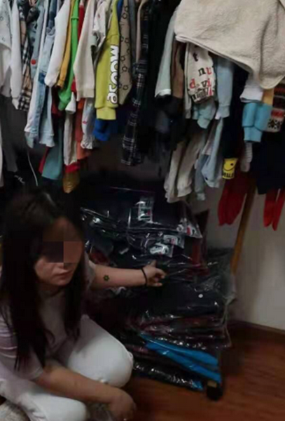犯罪嫌疑人現場指認銷售的假冒商品圖一.png