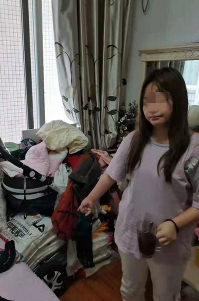 犯罪嫌疑人現場指認銷售的假冒商品圖二.png