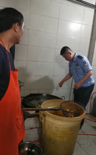 嫌疑人在現(xiàn)場接受民警詢問.jpg