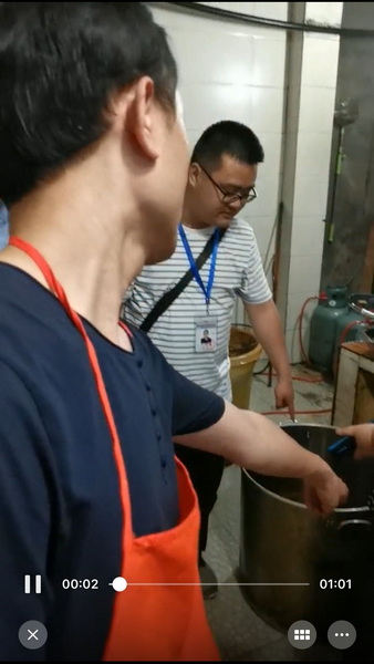 嫌疑人在現(xiàn)場指認(rèn)作案器具.jpg