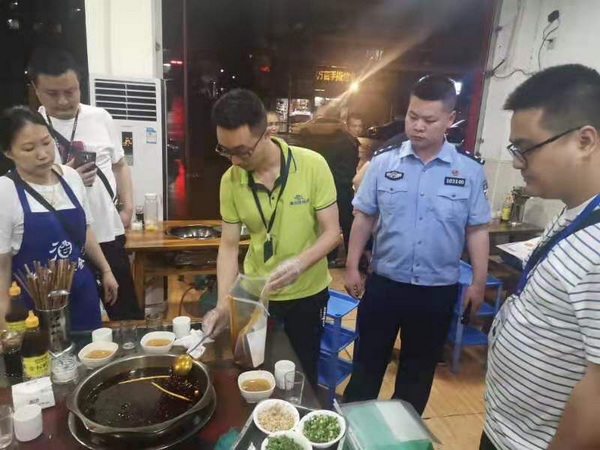 執(zhí)法人員在現(xiàn)場提取物證.jpg