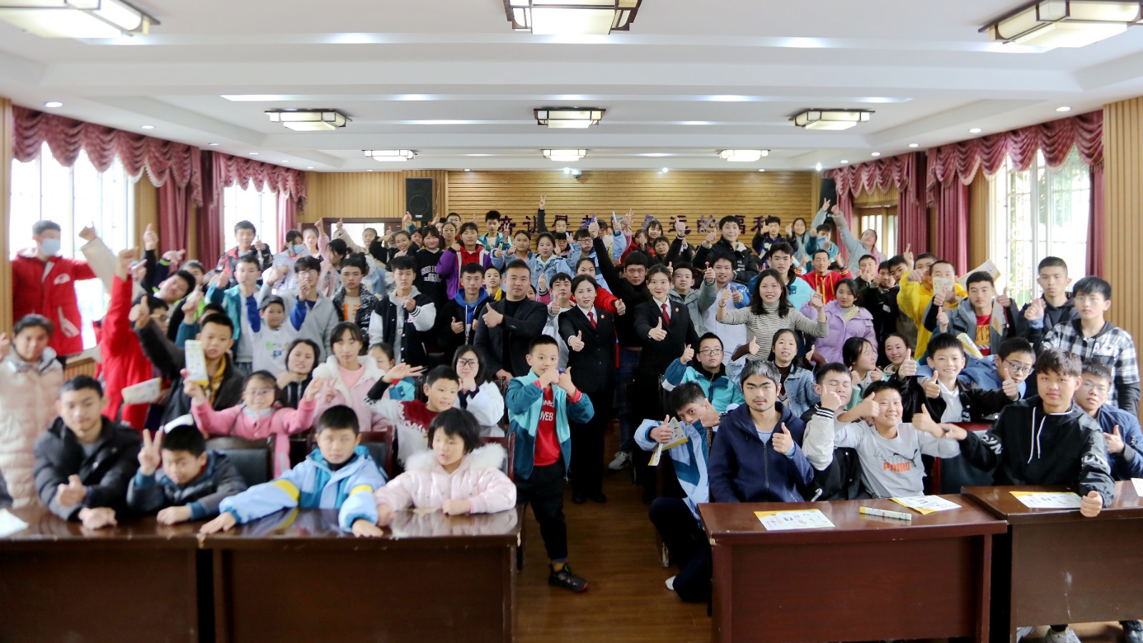 11.孩子們向干警表示感謝.JPG