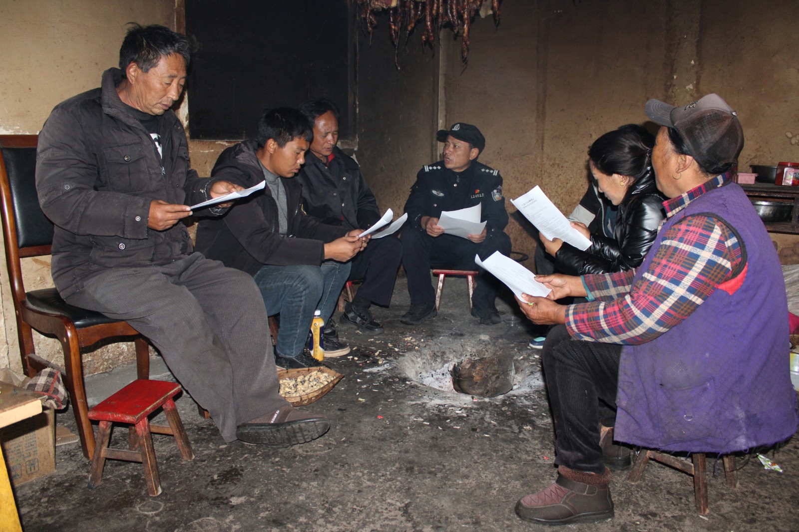 圖2：黨員民警深入彝族群眾家中宣講全會精神.jpg