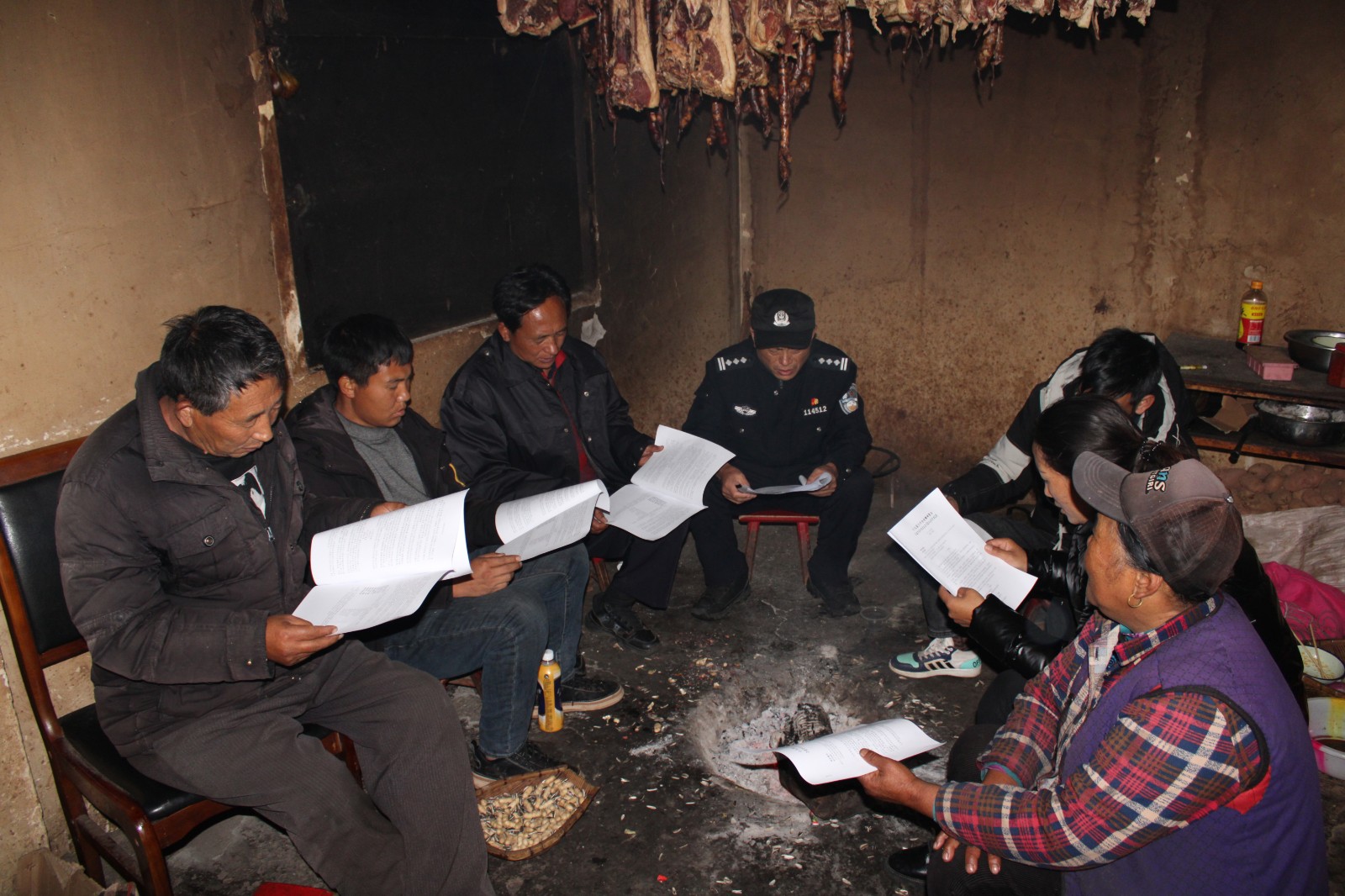 圖3：黨員民警為彝族同胞答疑解惑.jpg