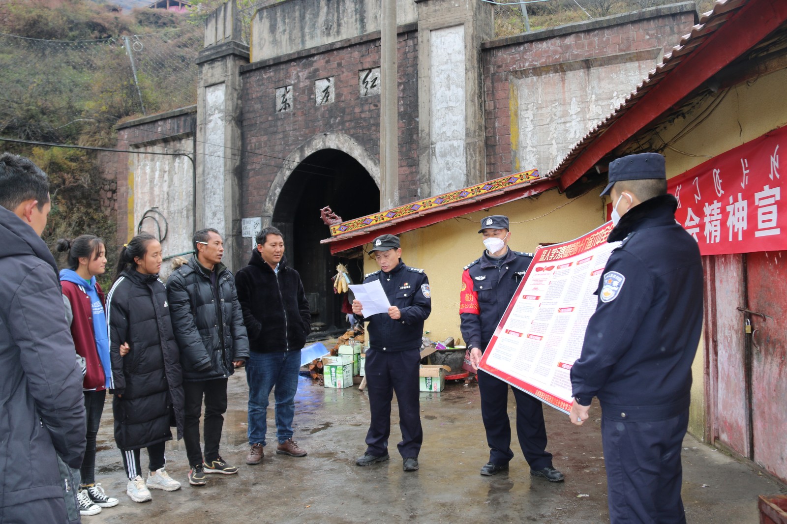 圖6：黨員民警在沙馬拉達站為沿線群眾宣講全會精神2.jpg
