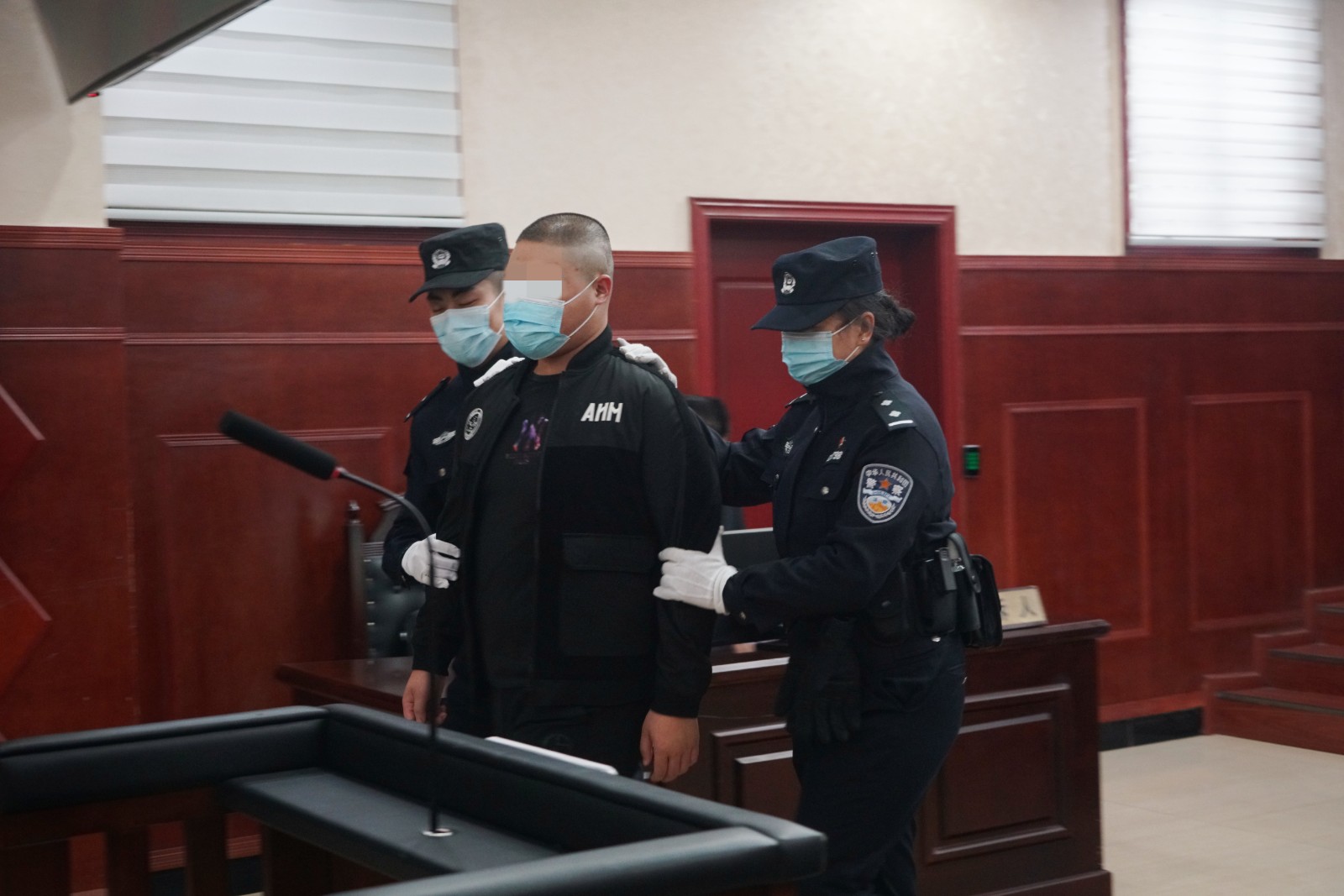 圖：法警押解別告人入庭.JPG