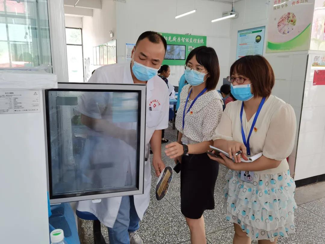 黨員干部在新冠疫苗接種點對疫苗質量安全進行全面檢查.jpg