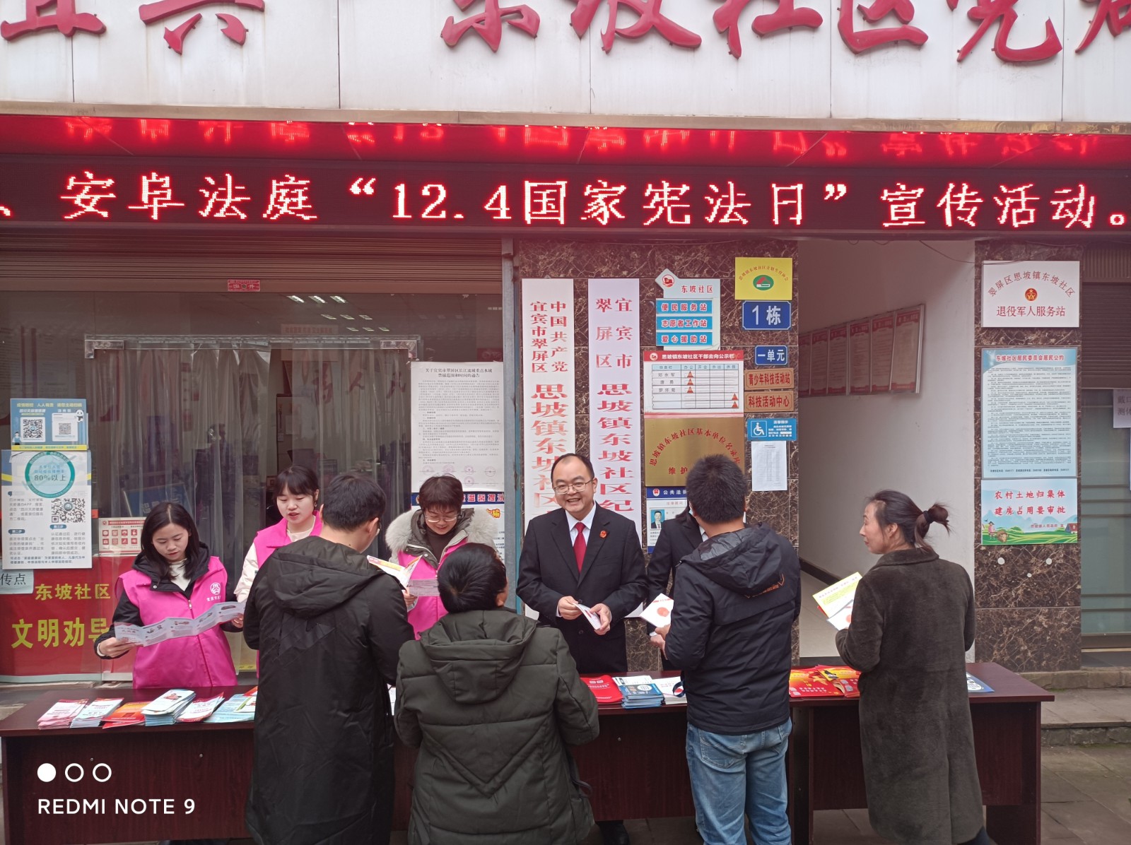法官接受群眾咨詢.jpg
