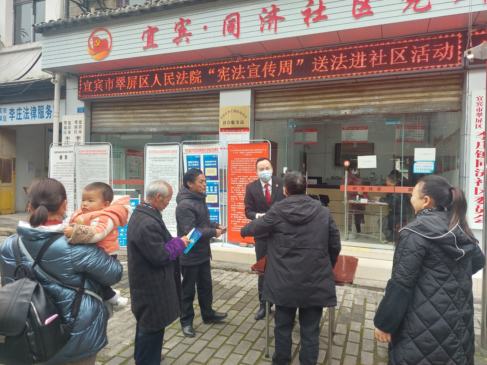法官向群眾介紹訴訟程序.jpg