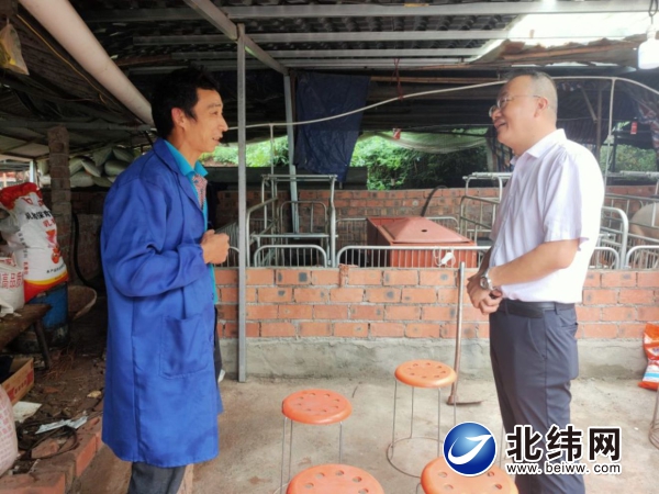 人大代表庹慶明（右一）詢問脫貧戶生產(chǎn)生活中遇到的困難.jpg