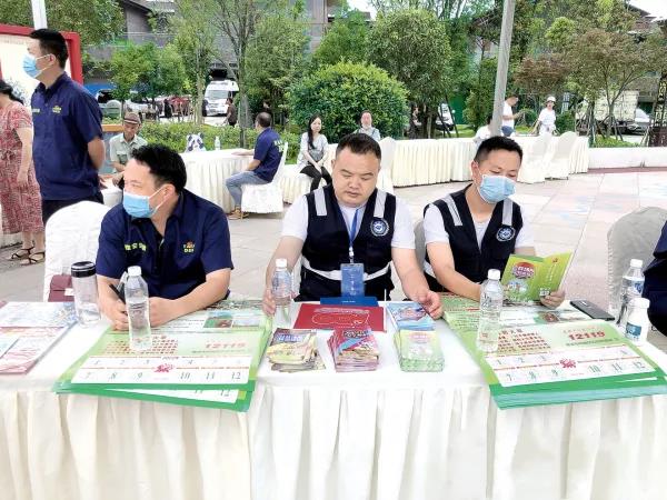 雨城區應急管理局積極參加四川省2021 年“安全生產月”宣傳咨詢日活動.jpg